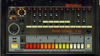 रोलैंड TR-808 ड्रम मशीन — रंग-कोडित बटनों और घुंडियों वाला इलेक्ट्रॉनिक ताल-वाद्य